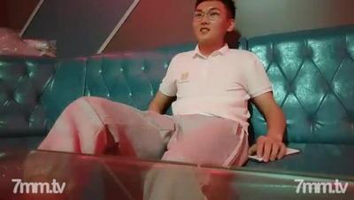 【探花唐先生】商K達人,今夜KTV包間玩公主,禦姐範,大長腿,風騷小姐姐沙發上摳穴暴插,淫水汪汪