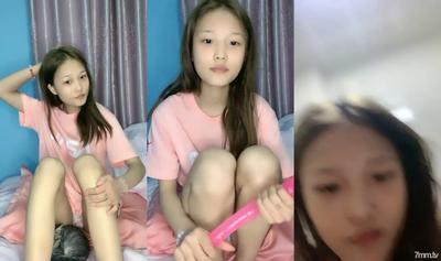 19新人小妹剛下海,首次和炮友操逼,跳脫熱舞挺會玩,廁所掰穴尿尿,抬起腳被大屌操翻