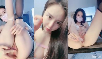 超高質量美女!顏值身材堪稱完美!無毛美穴奶子超粉嫩,黑白絲襪