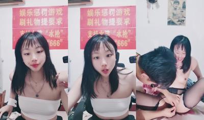 일상적인 훈련 암캐는 늑대 친구들과 시시덕거리기 위해 얼굴을 보여주고, 형제에게 검은 스타킹을 잘라 보지를 새도록 하고, 마사지 스틱을 가지고 놀도록 요청합니다.