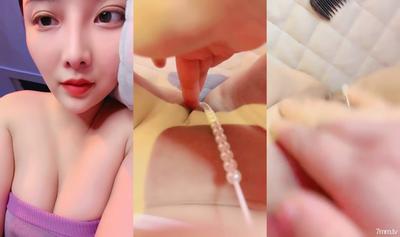 甜美系顏值女神!新人下海收費!珍珠內褲無毛肥穴,撥開近距離特寫,用梳子插穴