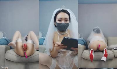 白絲高跟最美的新娘陪狼友發騷，要把初夜獻給狼友，菊花里的塞著跳蛋，逼逼被大號道具