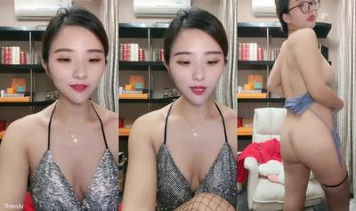 Extremely Sexy Yujie! Large-scale Fee Show! Wearing Black-framed Glasses, Yujie Fan, Big Tits, Buttocks, Fishnet Stockings, Kneading Her Points, Rubbing Her Head And Making Poses