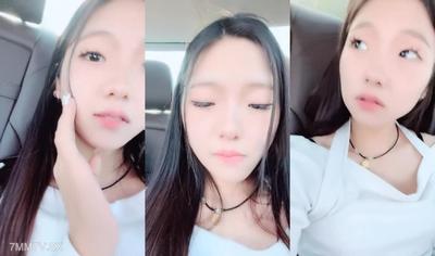 年輕嫩妹子戶外駕車，停車後排座做愛，深喉口交無套操刮毛逼射在外陰上