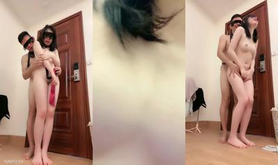 白虎逼好身材極品小姐姐讓小哥在門前玩弄,風騷翹臀粉嫩嬌乳,浴室讓小哥摳逼洗乾淨