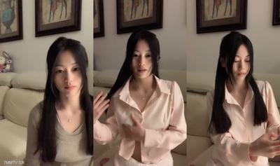Beauty District Goddess! The Appearance Is Quiet And Beautiful! Give Everyone A Little Dew, Lift Up The Clothes And Breasts, And Change The Shirt