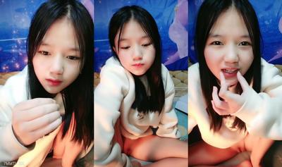 蘿莉女神的誘惑高顏值全程露臉跟狼友互動撩騷，性感粉嫩小穴洗澡誘惑尿尿給狼友看