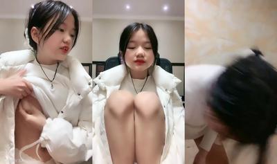 Invincible And Cute Younger Sister Born After 00! Bib Pants Look Poor Breasts! First-line Tian Mantou&quots Tender Pussy, After Taking A Shower, My Boyfriend Fucks Her