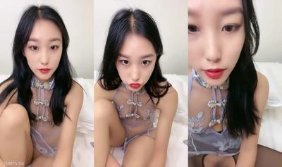 168CM 슈퍼 뷰티! 검은 비단 털이 없는 보지를 열어라! 다리를 벌리고 문질러, 딜도 보지 문지르기