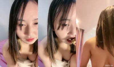 조용하고 달콤한 소녀! 방금 바다 통행료 실에 갔다! 팬티를 통해 뚱뚱한 보지를 느끼고 가슴을 꺼내고 주무르기