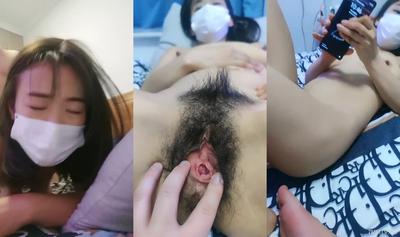 숱 많은 머리를 가진 젊은 여자가 새끼에게 성교를 당하고, 그녀는 얼굴을 내밀고 큰 성기를 입으로 들이키며, 오빠에게 보지를 부수고 클로즈업하여 늑대 친구들에게 보여달라고 부탁한다.