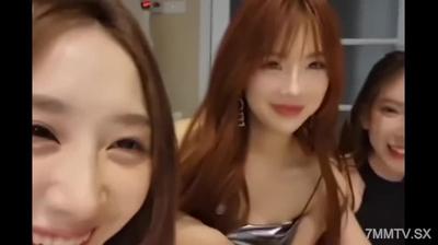 우아함과 요염함의 공존 옷을 입는 것은 고상하고 위엄 있는 여신 옷을 벗는 것은 색녀