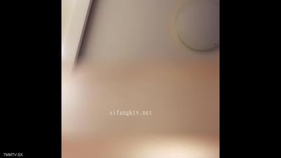 대머리 독신 리는 마작 클럽에서 만난 바람난 아내와 성교를 하고 술에 취해 멍한 상태에서 강간당했다.