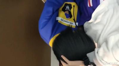 [매우 희귀하고 눈이 번쩍 뜨이는] 쇼핑몰 탈의실에서 이제 막 성인이 된 젊은 부부가 여자 친구에게 입으로 멀티 앵글 촬영
