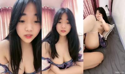甜美乖巧新人妹妹！被小男友瘋狂玩穴！吸吮舔屌，按住雙腿猛操，操完自摸，