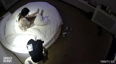 Surveillance cracked the glasses, the little leader took the female subordinate to the hotel to open a room and play 69 sex