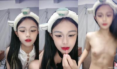 Kawaii cute cute girl! Petite and poor tits! Stripped naked, raised his feet to look at the pussy, put on open black stockings, raised his ass and swayed