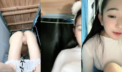 Pure sophomore sister! 9 points, the appearance is super sweet! A pair of steamed buns with big breasts B, seduced by the toilet in the dormitory, rubbing the fat hole in front of the camera