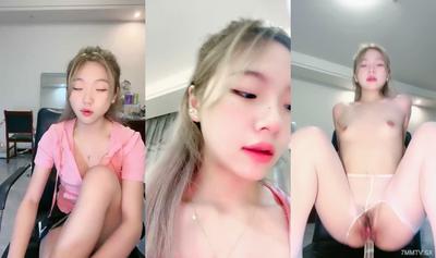 달콤한 아가씨에게 9점! 오랜만의 플레이! 짧은 치마를 들어 올려 흰 실크, 보지 클로즈업, 두 갈래 딜도