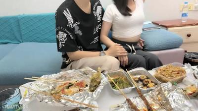 2023-6-29 [날씬한 원숭이 씨의 탐험] 좋은 가족과의 특별한 약속, 흰 옷의 성숙한 여인, 음식과 음료가 가득한, 소파에서 섹스, 반 밀고 반 이동