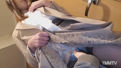 fc2-ppv 1347633 ※限定特典【個人】非常勤講師の高身長な奥さんが娘のいる自宅で声を押し殺して他人棒に犯される